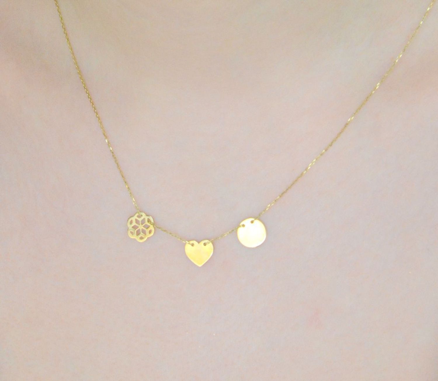 Złoty naszyjnik z trzema zawieszkami – harmonia detali.jpg